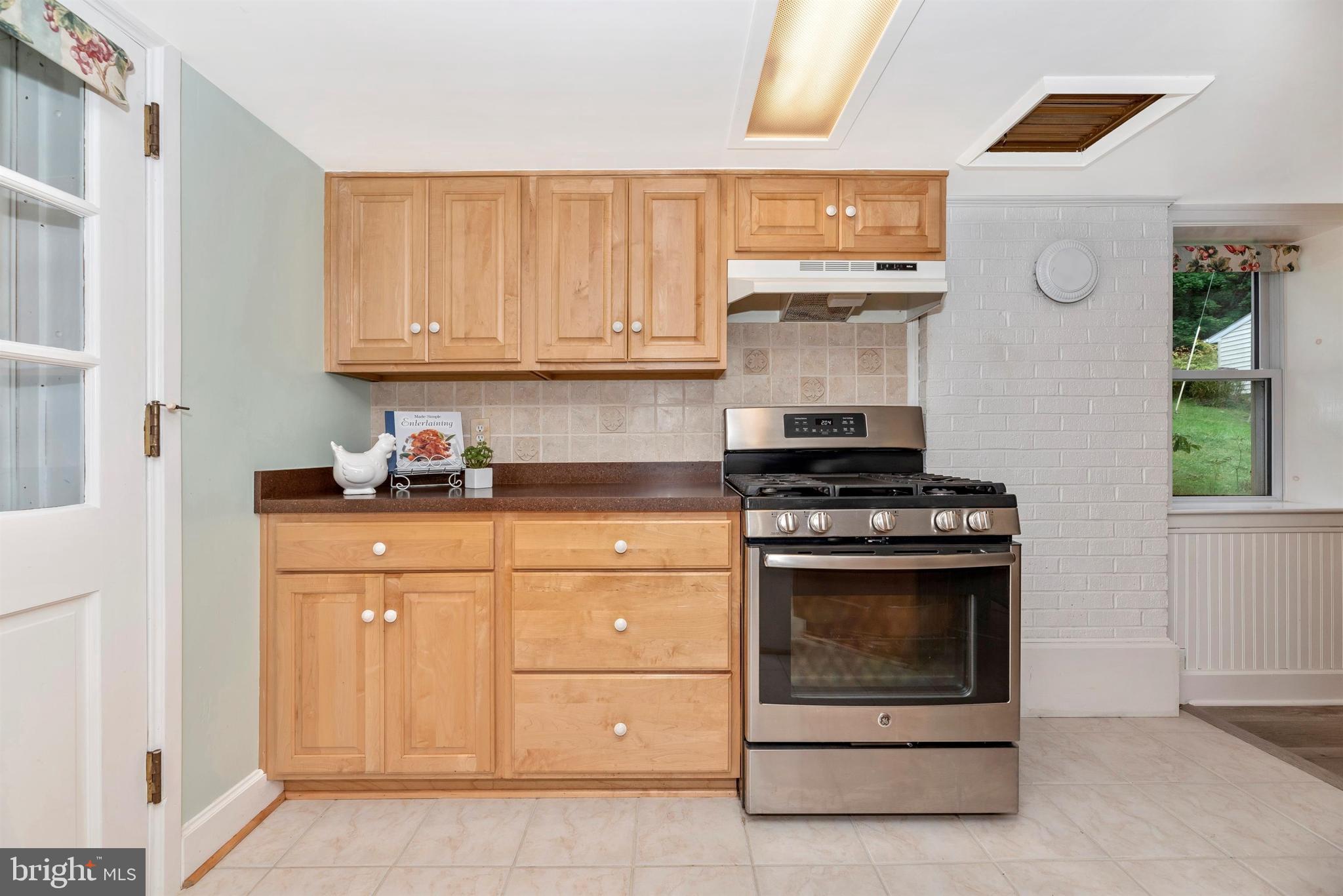 9710 Hall Road Frederick, MD 21701 - Photo 12 of 41 Tile Backsplash!