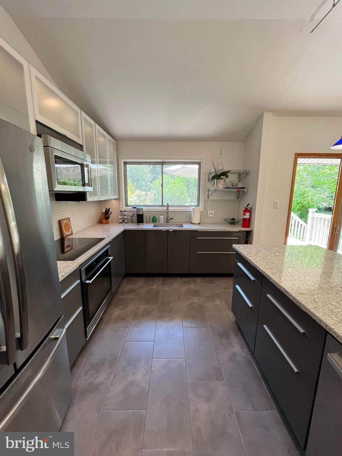 825 Richard Road Cherry Hill, NJ 08034 - Photo 10 of 38 Kitchen - Quartz Solid Surface Counters