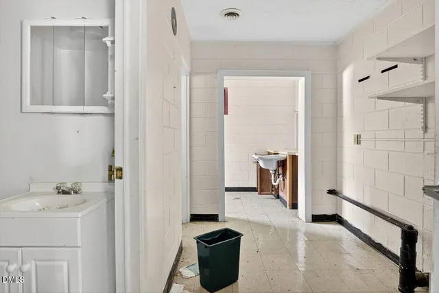 a view of entryway and kitchen