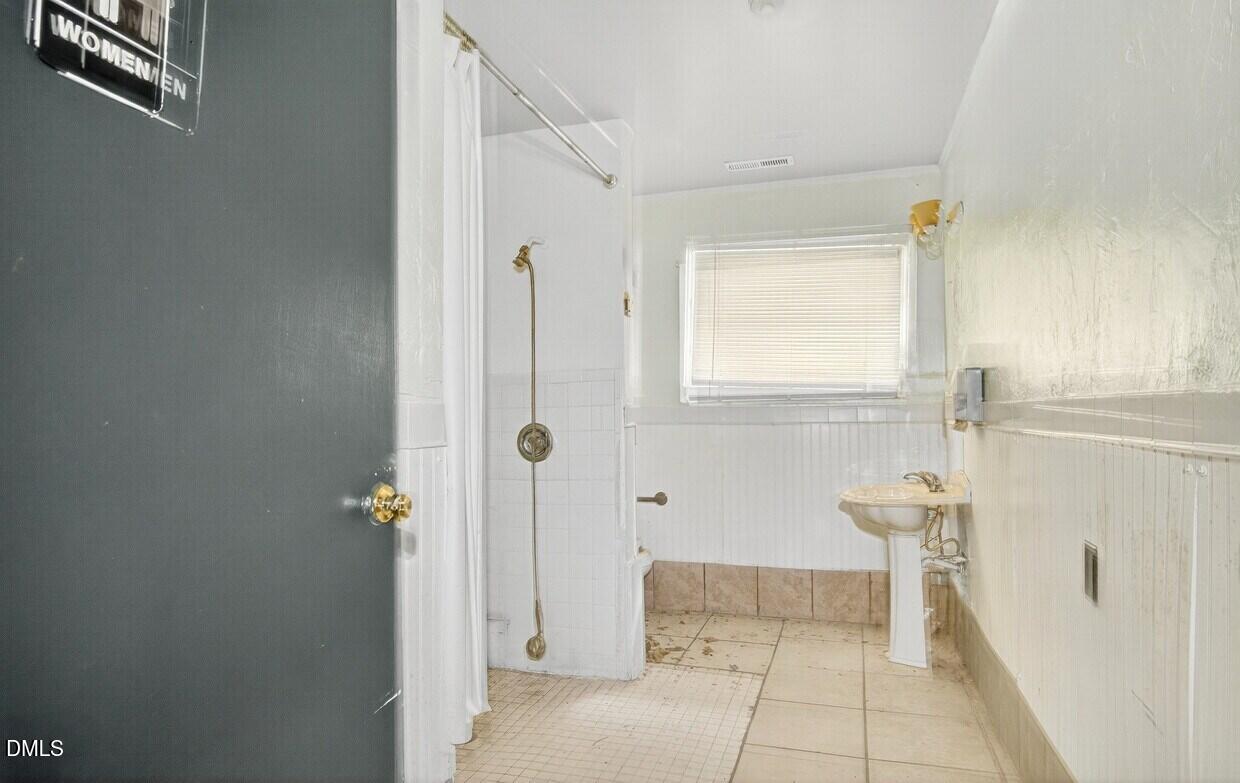 306 South Allen Road Wake Forest, NC 27587 - Photo 41 of 48 a bathroom with a tub shower and window
