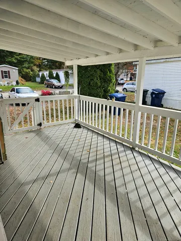 a view of a back yard