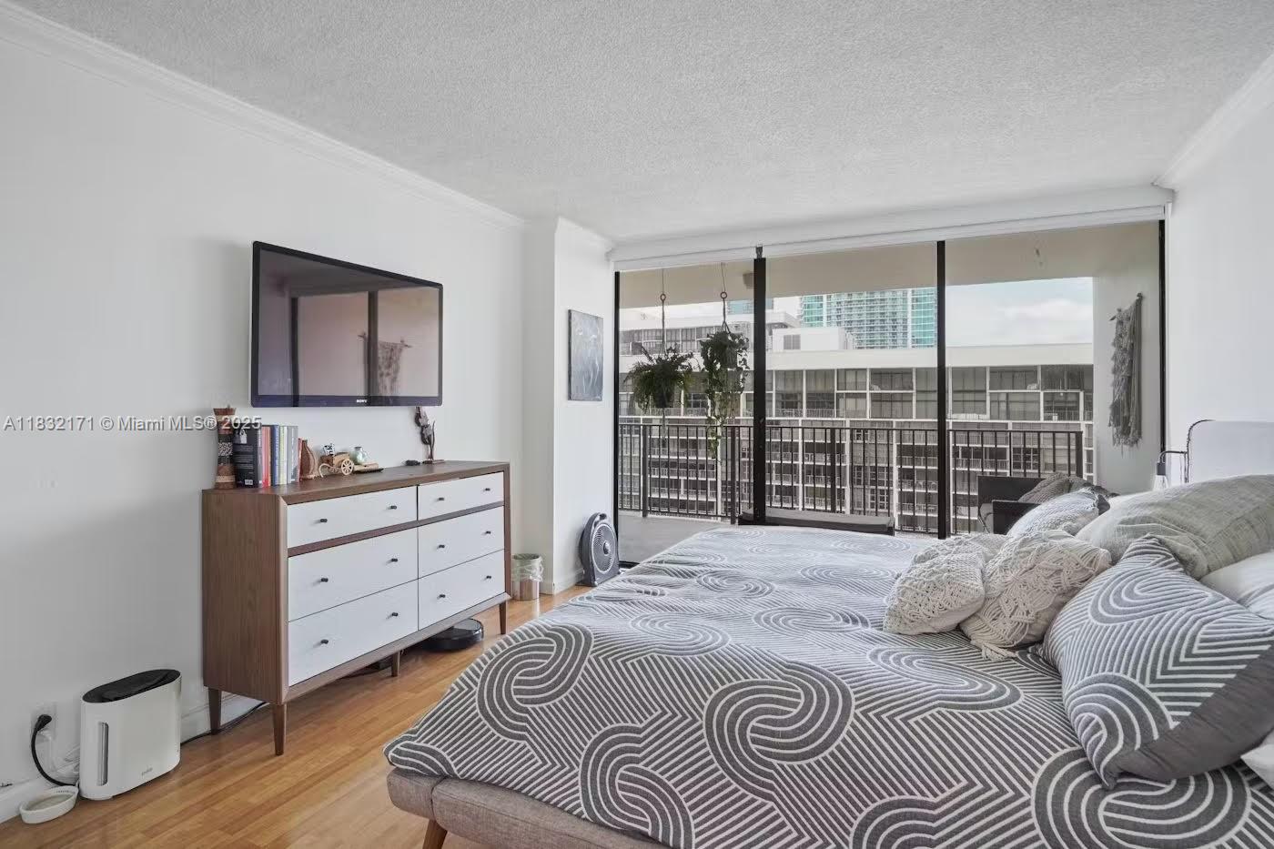 1901 Brickell Avenue, Unit B1706 Miami, FL 33129 - Photo 6 of 15 a spacious bedroom with a bed and a large window
