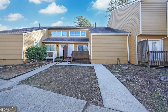 a front view of house with yard