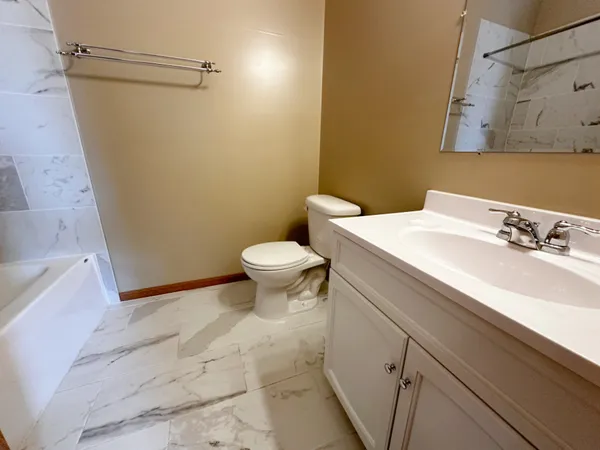 $2,100 | 639 West Garfield Boulevard, Unit 3, Chicago, IL 60621