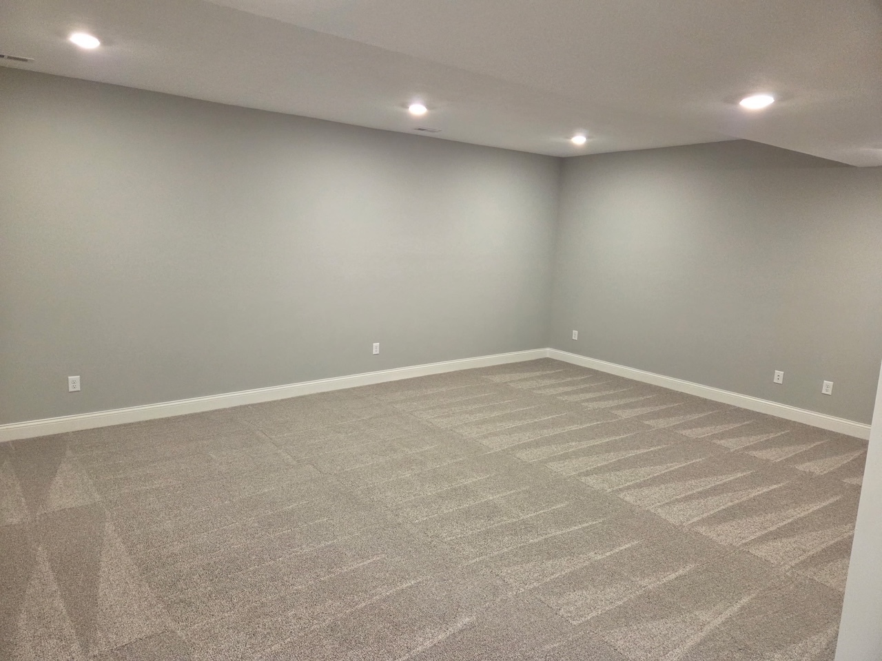 2702 Lone Oak Road Bloomington, IL 61705 - Photo 17 of 19 an empty room with a workbench