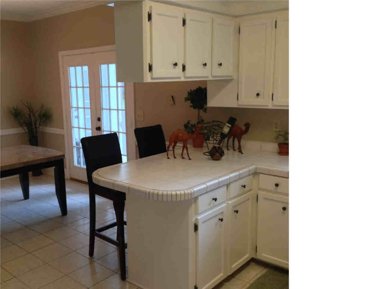 123 Trace Ridge Drive Ridgeland, MS 39157 - Photo 12 of 20 Casual tile counter with seating.