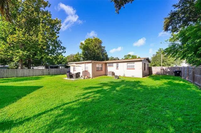 a view of a house with backyard