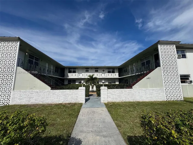 a view of entryway and hall