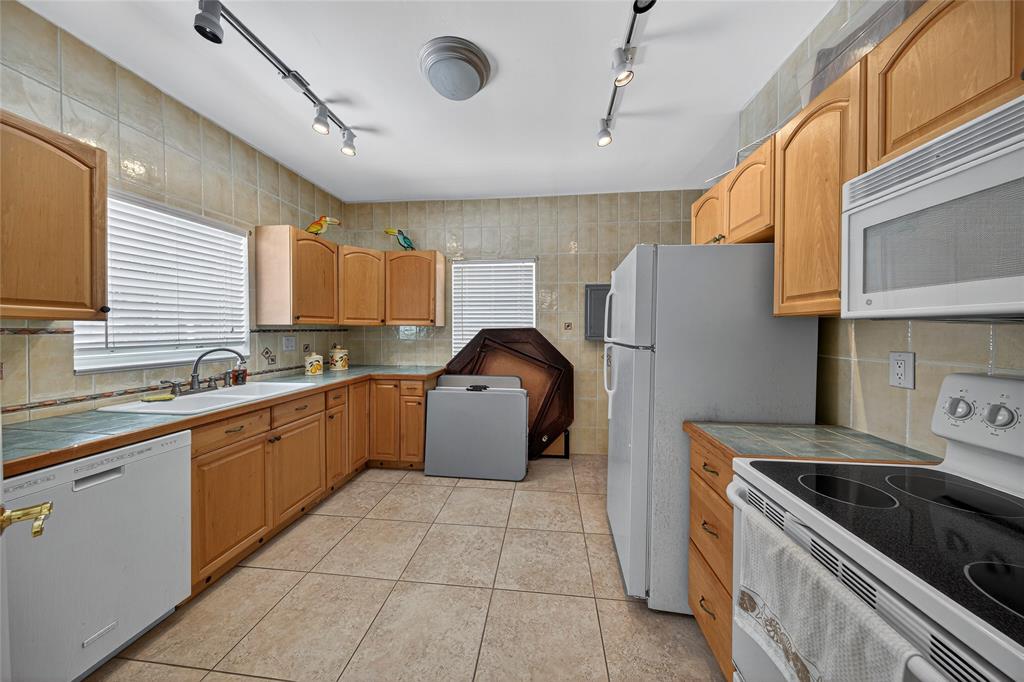 1541 South Ocean Boulevard, Unit 111 Lauderdale-by-the-Sea, FL 33062 - Photo 25 of 35 Clubhouse kitchen