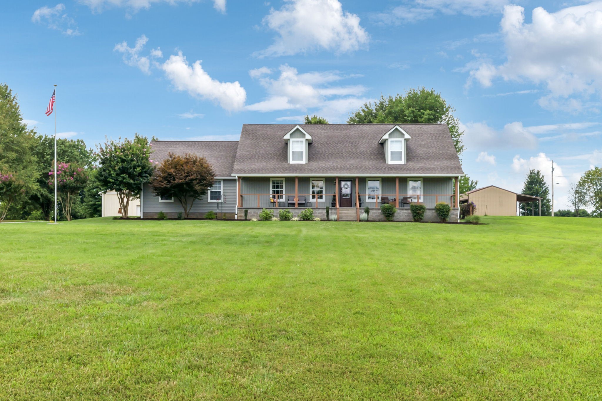6683 East Benton Road Springfield, TN 37172 - Photo 4 of 64 a front view of house with yard and seating
