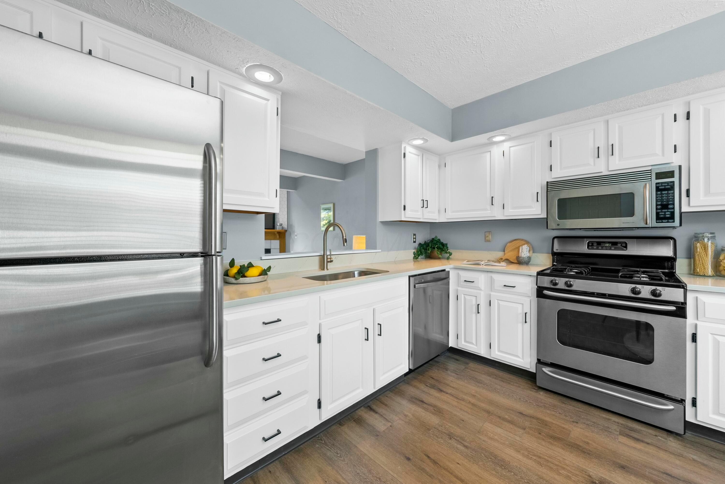 6908 Avery Road Dublin, OH 43017 - Photo 9 of 34 Kitchen