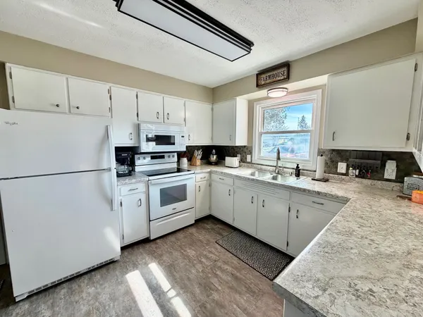 $185,000 | 1015 3rd Street Northeast, Roseau, MN 56751