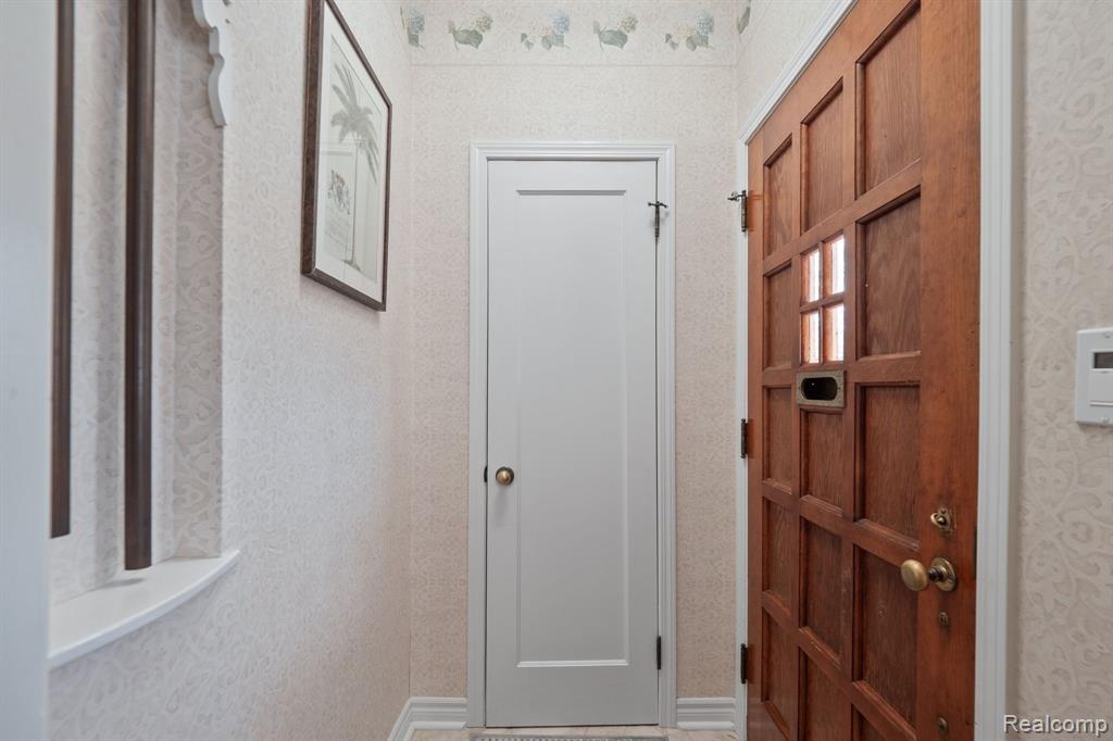 2064 Oxford Road Grosse Pointe Woods, MI 48236 - Photo 3 of 28