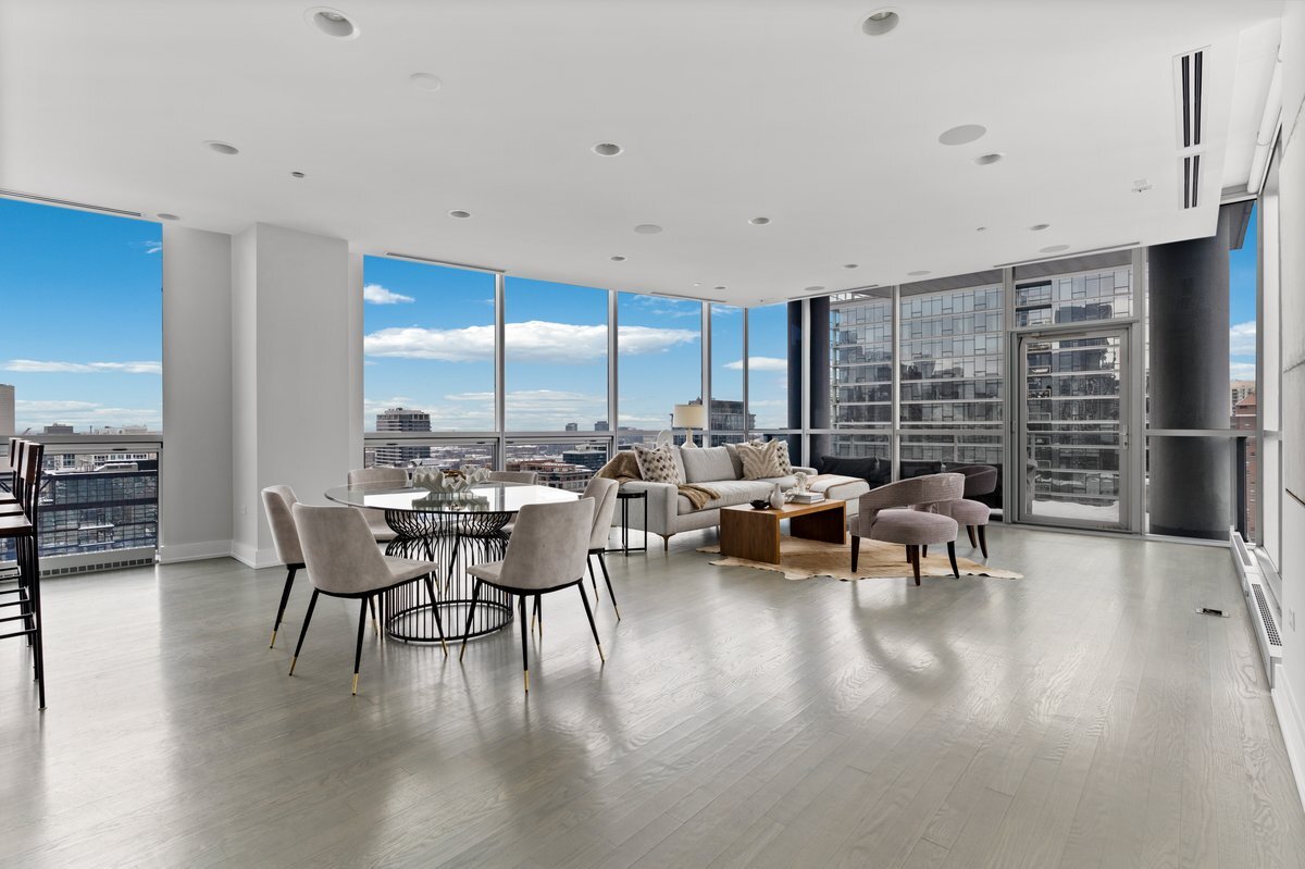 110 West Superior Street, Unit 2503 Chicago, IL 60654 - Photo 4 of 34 a view of a patio with table and chairs