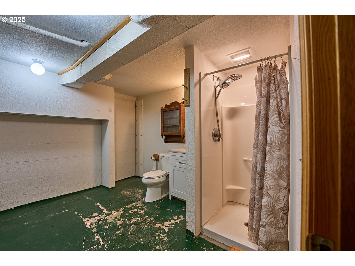 100 10th Street Joseph, OR 97846 - Photo 31 of 40 Bathroom