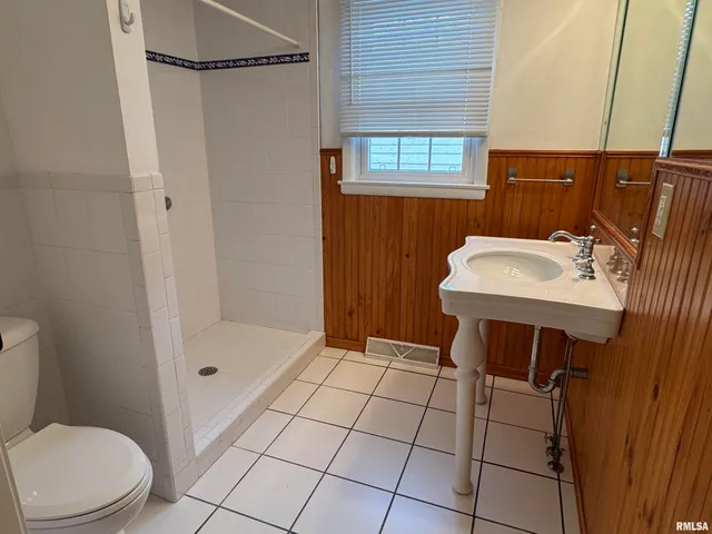 $2,000 | 3319 North Marquette Street, Davenport, IA 52806