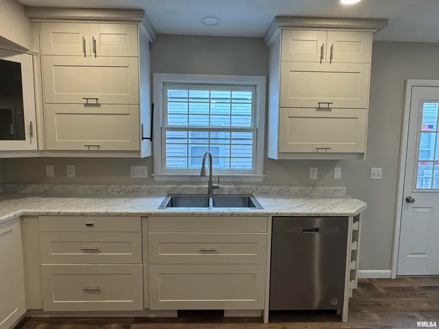 $2,000 | 3319 North Marquette Street, Davenport, IA 52806