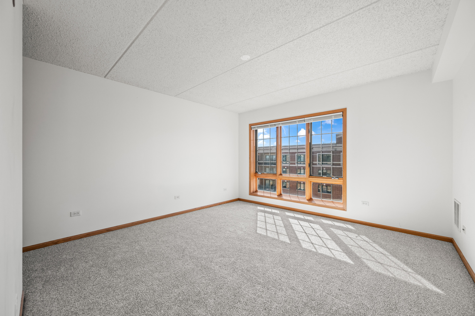 750 Pearson Street, Unit 812 Des Plaines, IL 60016 - Photo 12 of 15 an empty room with a window