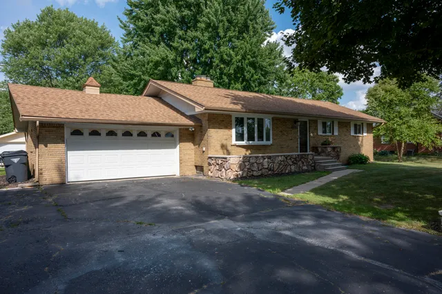 $550,000 | 219 Ottawa Drive, Troy, MI 48085