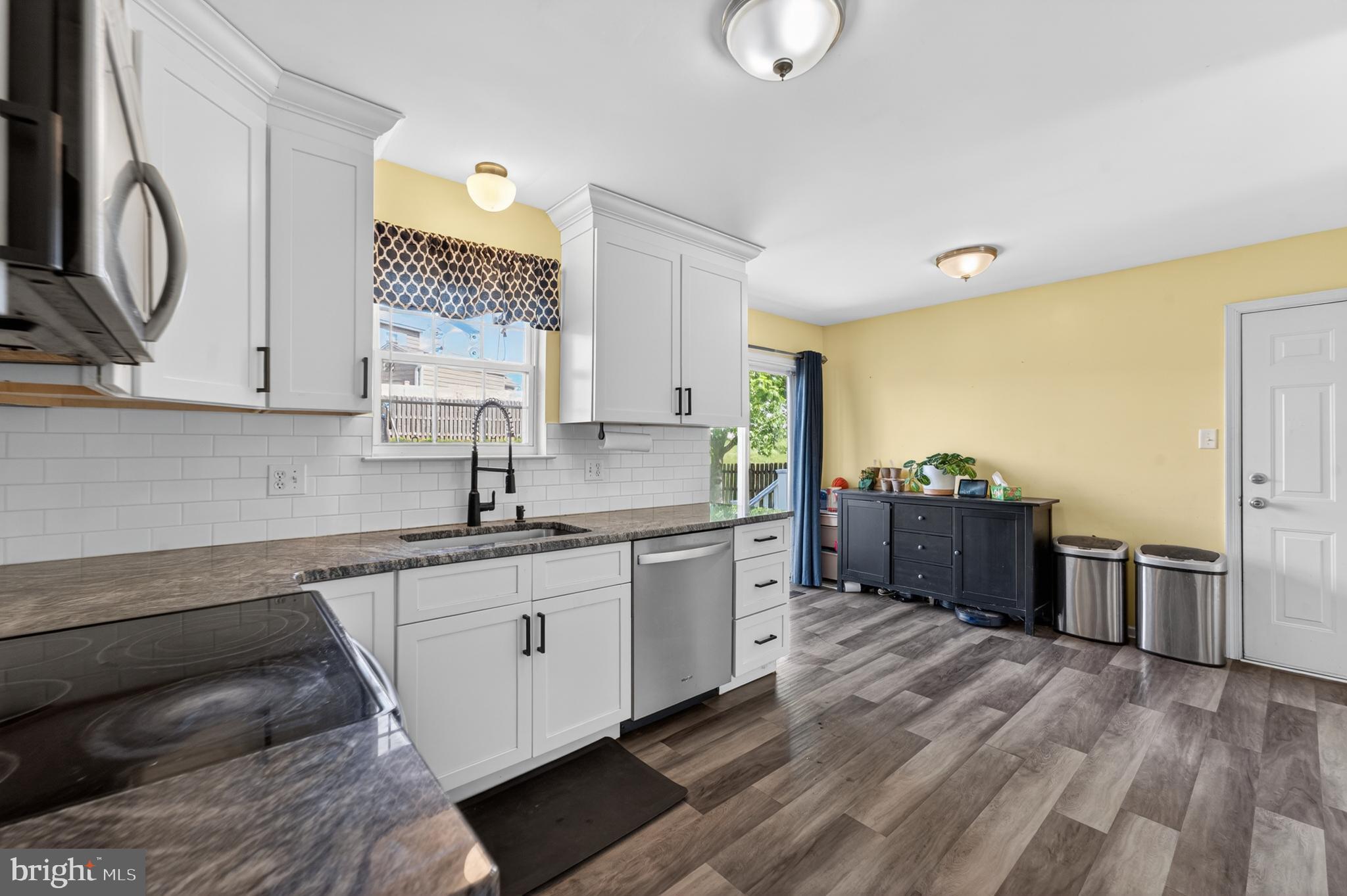 3 Birchgrove Road Newark, DE 19702 - Photo 9 of 41 Updated Kitchen w/ High End Granite, SS Appliances