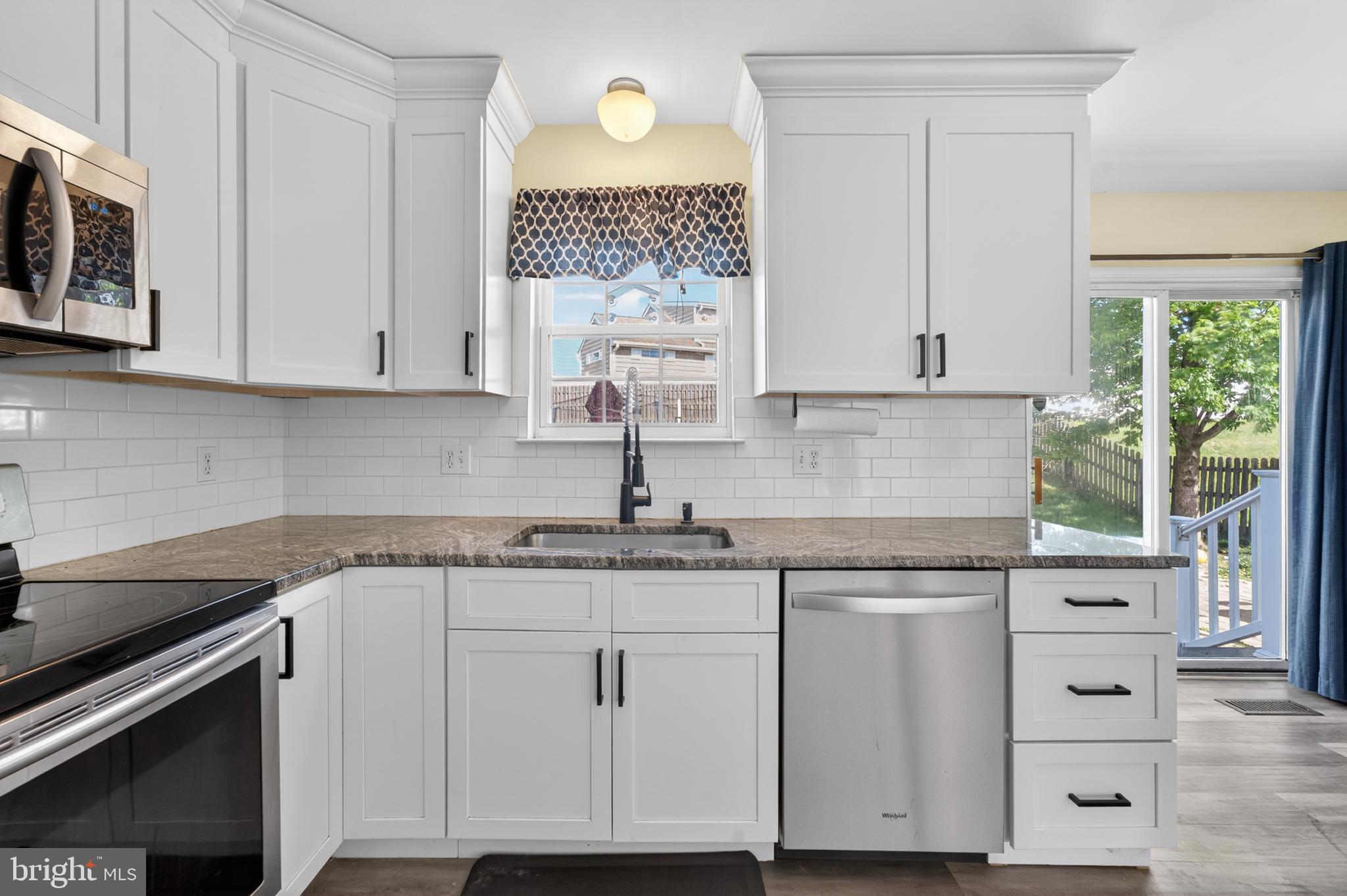 3 Birchgrove Road Newark, DE 19702 - Photo 10 of 41 Updated Kitchen w/ High End Granite, SS Appliances