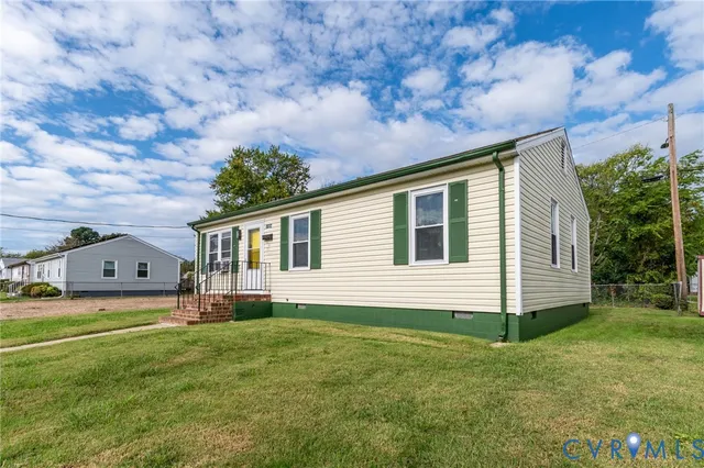 a view of a house with a backyard