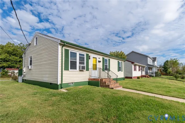 a view of a livingroom with a workspace