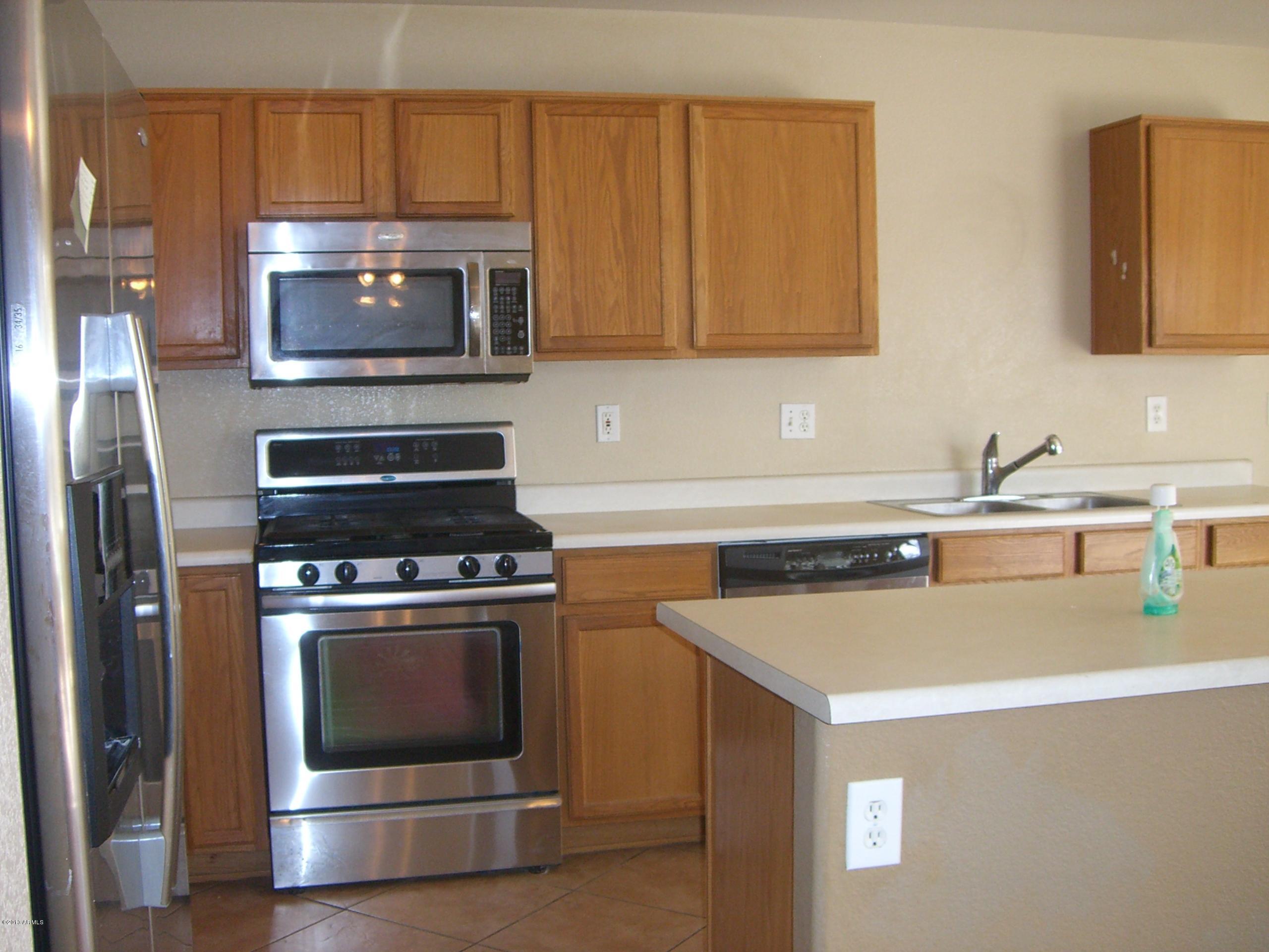 3281 South Martingale Road Gilbert, AZ 85297 - Photo 4 of 34 KITCHEN FEATURES GAS RANGE & MICROWAVE