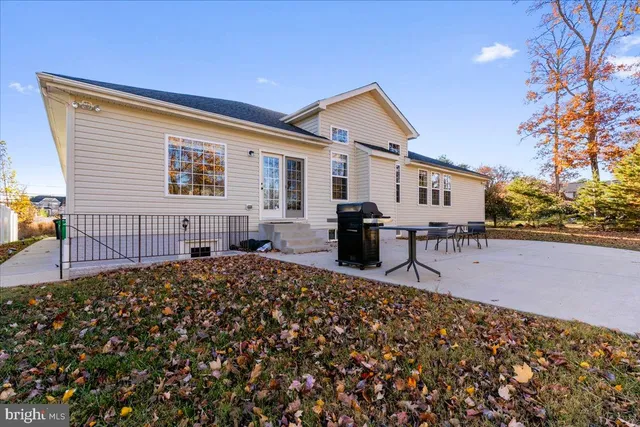 a black and white photo of a living room
