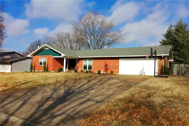 $289,900 | 1705 Countryside Drive, Pittsburg, KS 66762