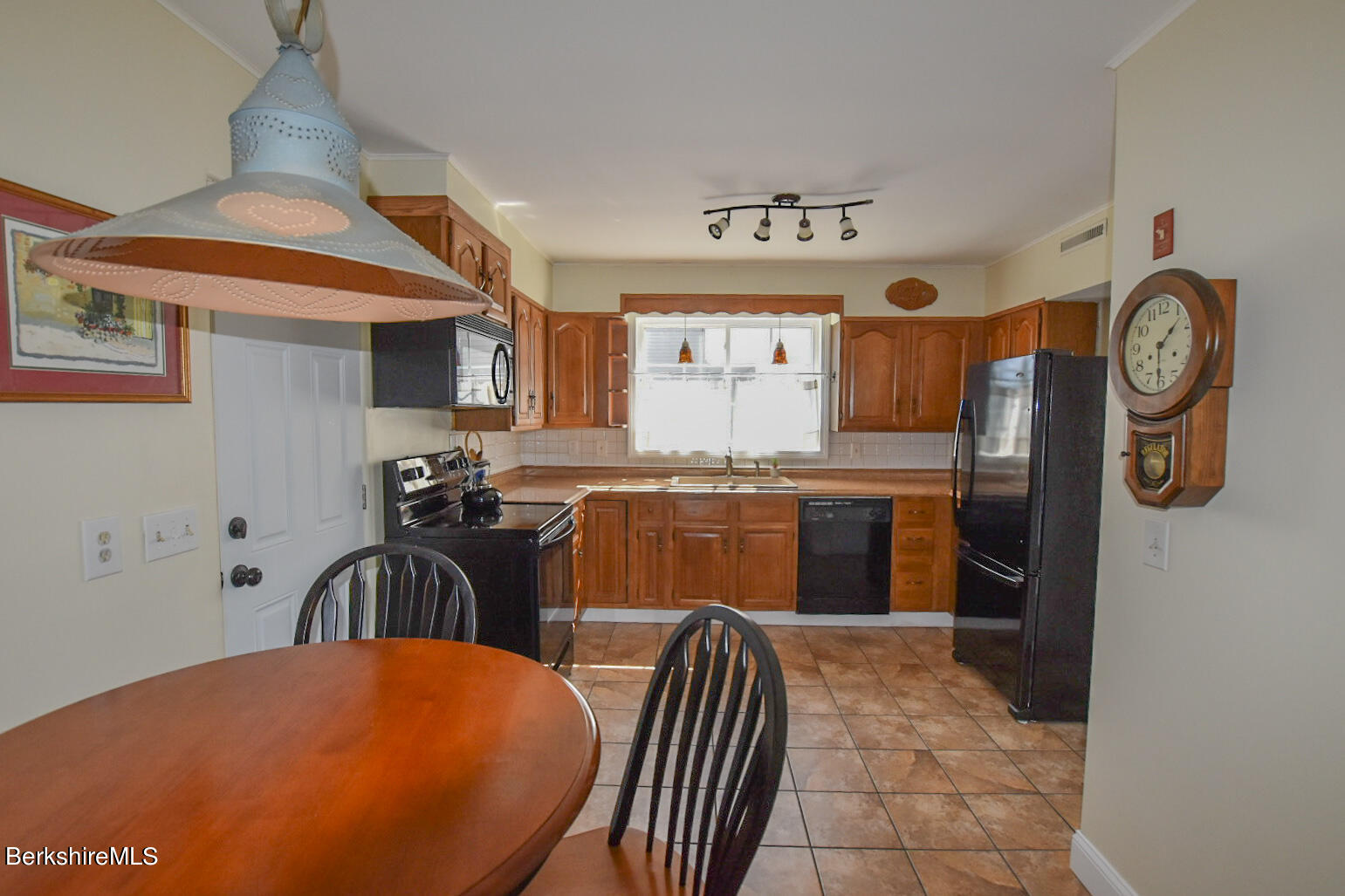 28 Eleanor Road Pittsfield, MA 01201 - Photo 13 of 43 IMG_1727_edited