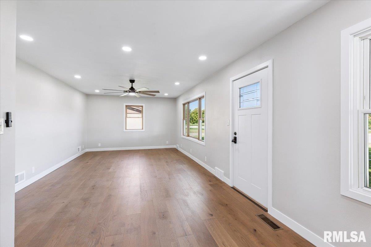 3852 North 3rd Street Clinton, IA 52732 - Photo 12 of 32