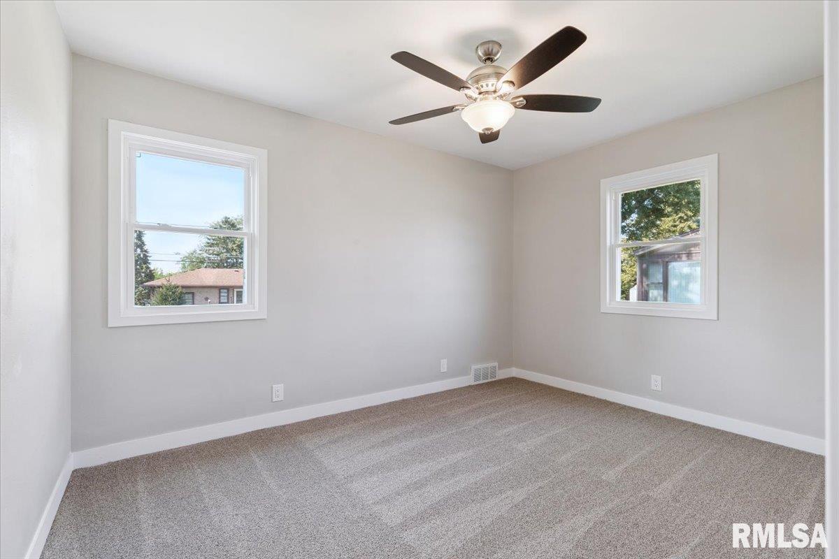 3852 North 3rd Street Clinton, IA 52732 - Photo 17 of 32