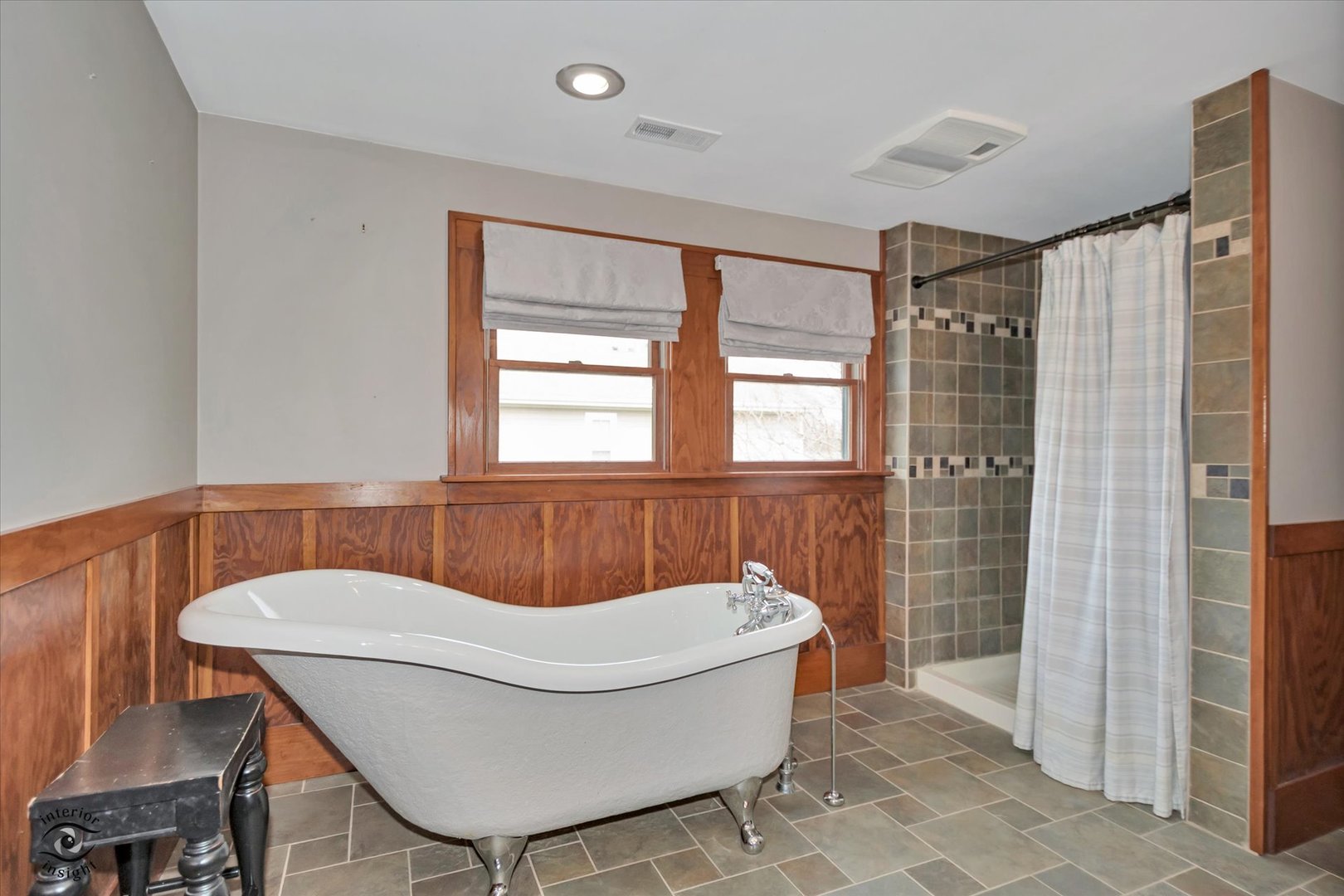 256 Center Road Frankfort, IL 60423 - Photo 19 of 26 a bathroom with a tub a sink and a shower