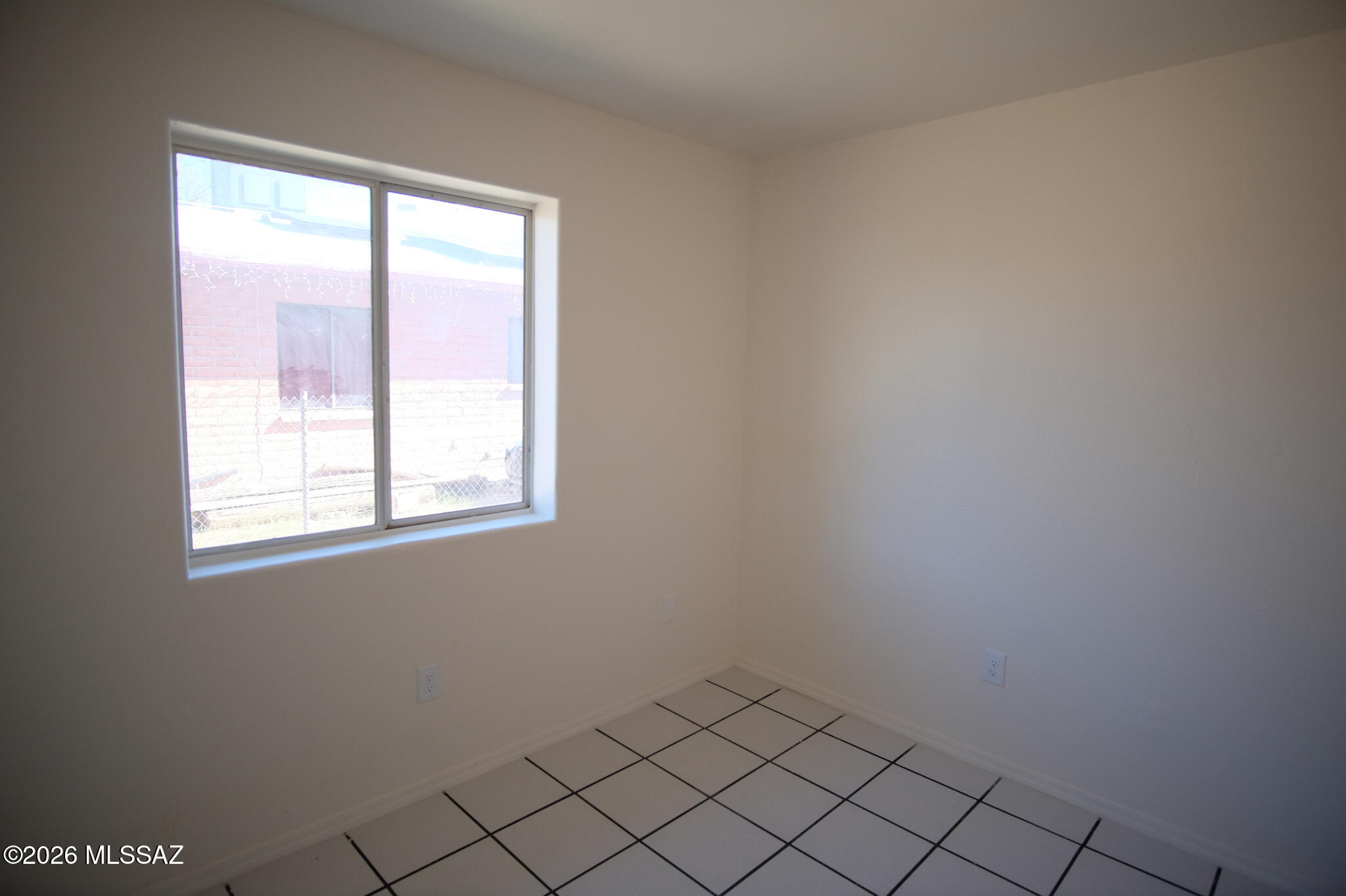 345 East Delta Road Tucson, AZ 85706 - Photo 14 of 45 an empty room with a window