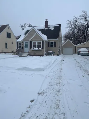 $1,350 | 805 4th Avenue Southeast, Waseca, MN 56093