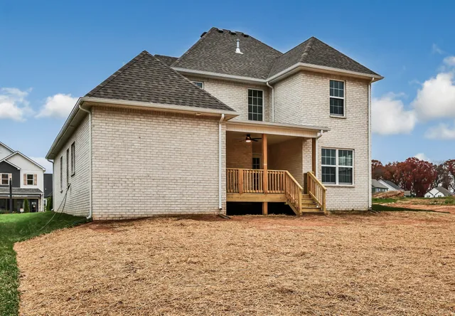 a view of a house with backyard