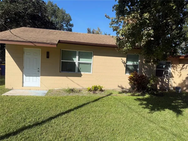 a view of a house with a yard
