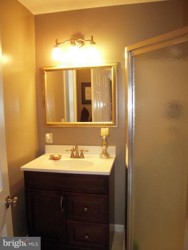 50 Ridge Avenue Edgewater, MD 21037 - Photo 15 of 30 Main Level Bathroom