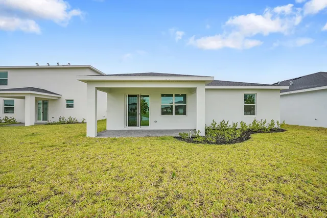 a view of a house with backyard and garden