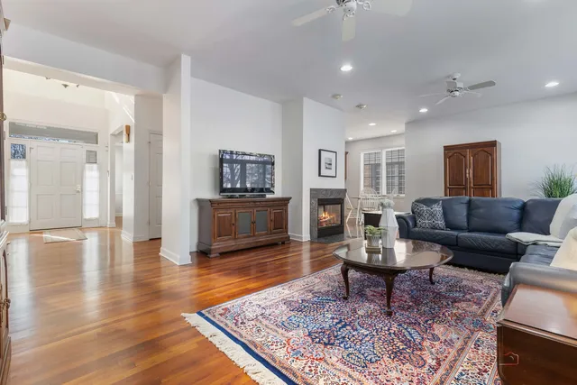 $999,900 | 1819 Dunhill Circle, Glenview, IL 60025