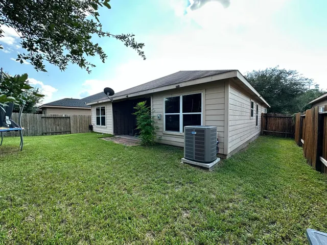 $1,900 | 303 Pine Mist Lane, Conroe, TX 77304