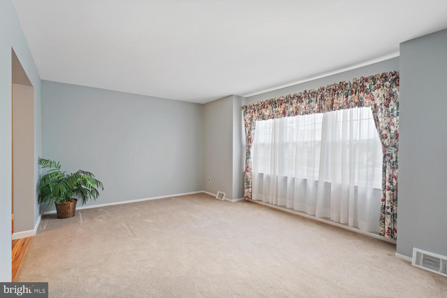 807 South Mill Road Kennett Square, PA 19348 - Photo 15 of 38 Living Rm