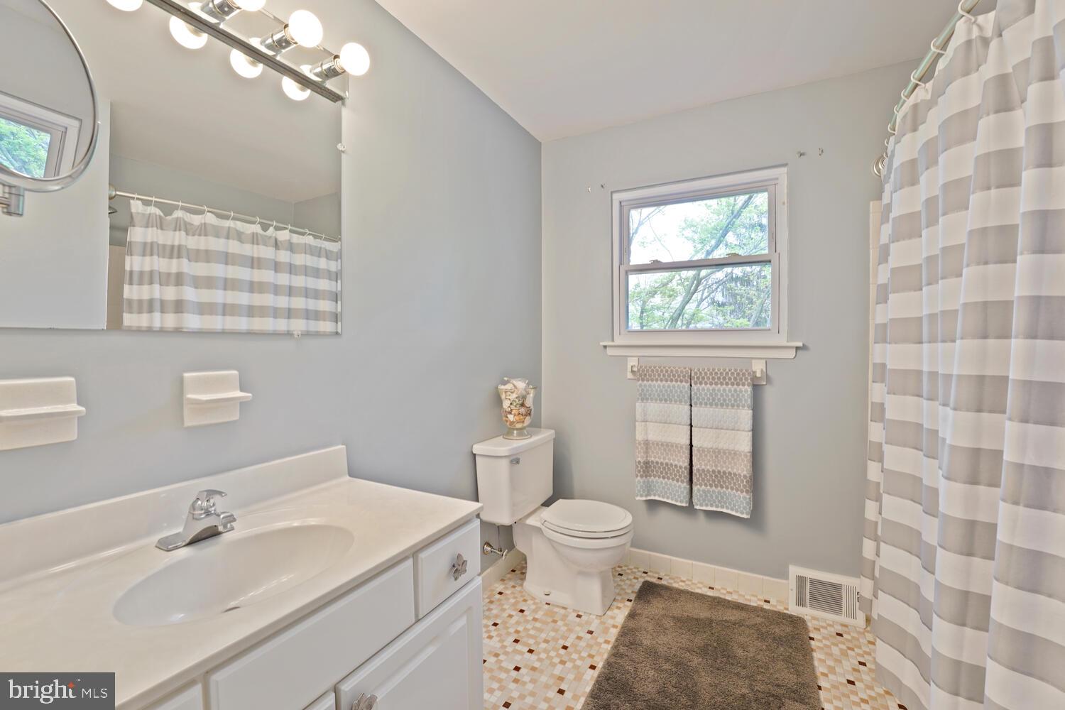 807 South Mill Road Kennett Square, PA 19348 - Photo 25 of 38 2nd Floor Full Hall Bath