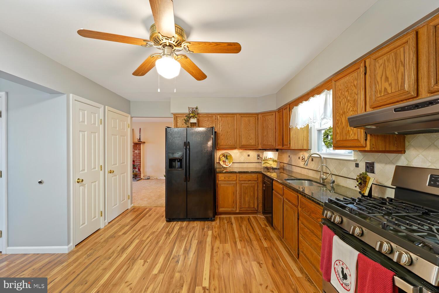 807 South Mill Road Kennett Square, PA 19348 - Photo 5 of 38 Kitchen w/ granite counters