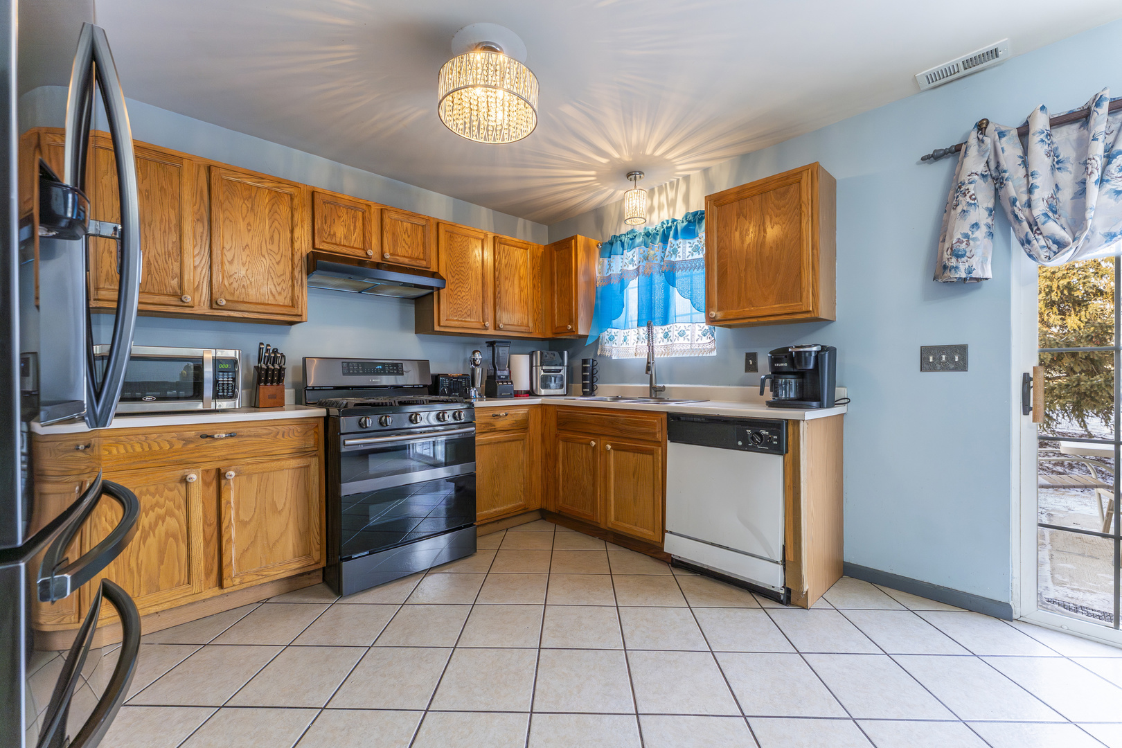 946 Biltmore Court Romeoville, IL 60446 - Photo 6 of 25