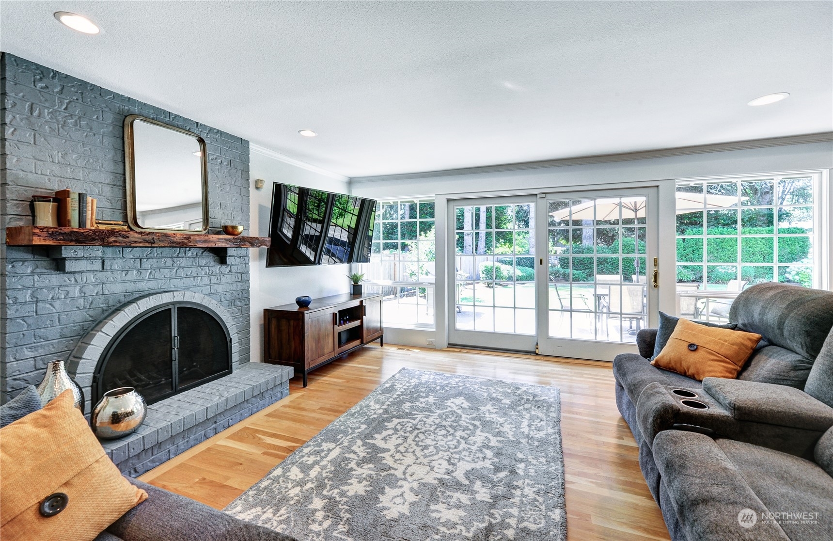 25 Cascade Key Bellevue, WA 98006 - Photo 11 of 33 a living room with furniture and a fireplace