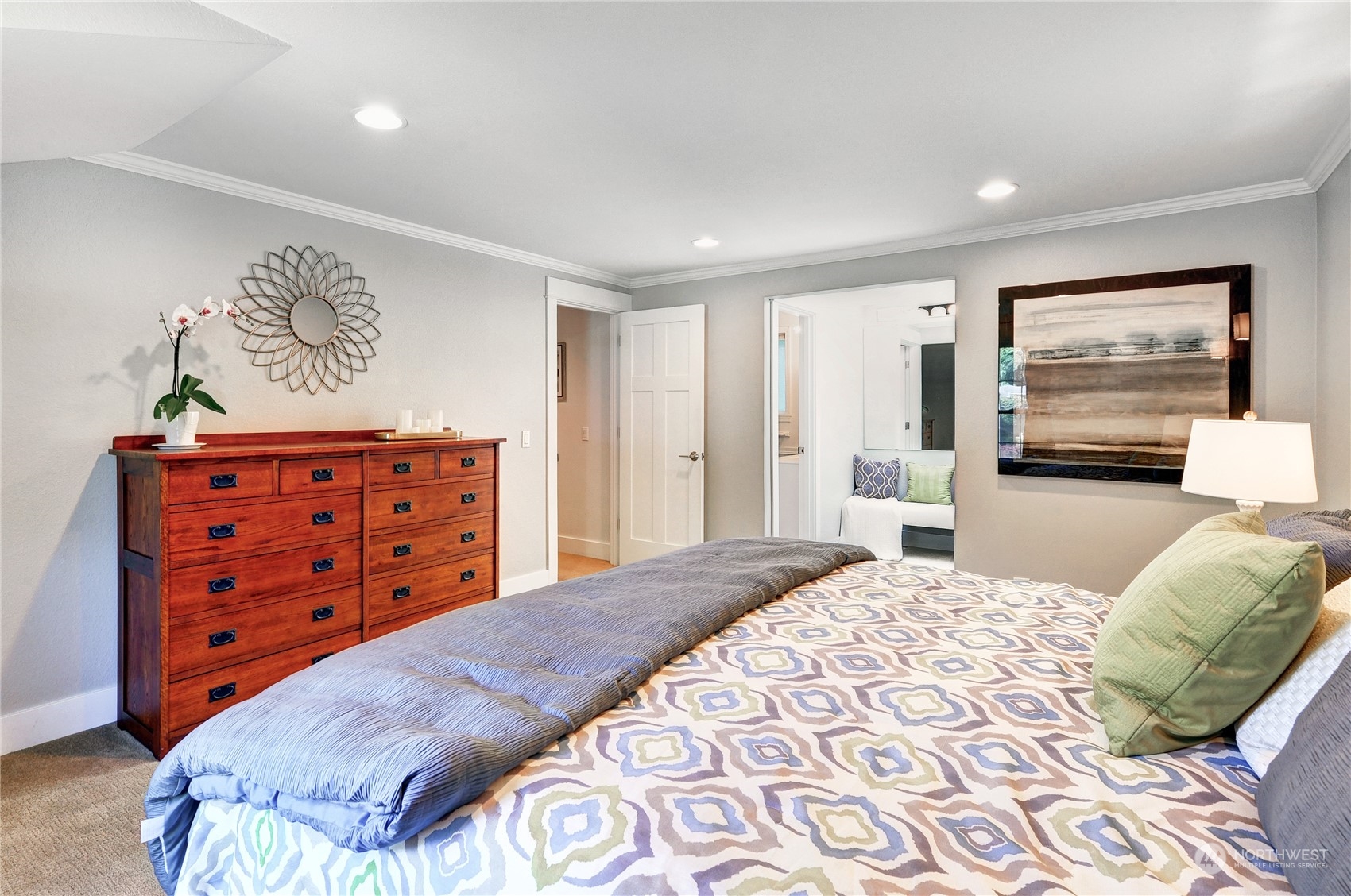 25 Cascade Key Bellevue, WA 98006 - Photo 17 of 33 a bedroom with a large bed and a dresser