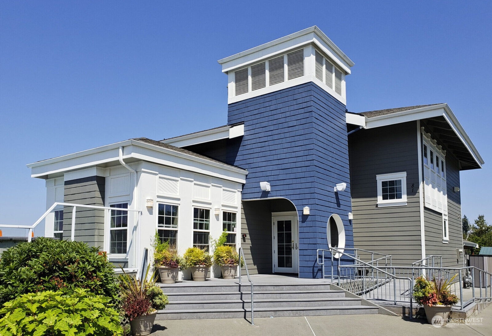 25 Cascade Key Bellevue, WA 98006 - Photo 31 of 33 a front view of a house with a yard