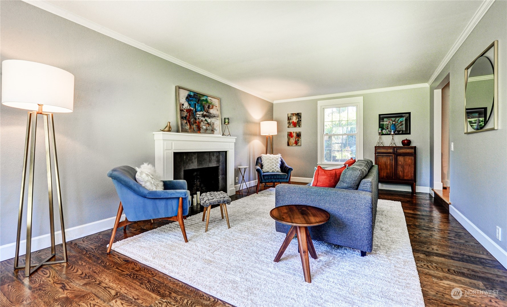 25 Cascade Key Bellevue, WA 98006 - Photo 5 of 33 a living room with furniture and a fireplace